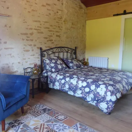 ベッド・アンド・ブレックファスト Au Clair De Loup