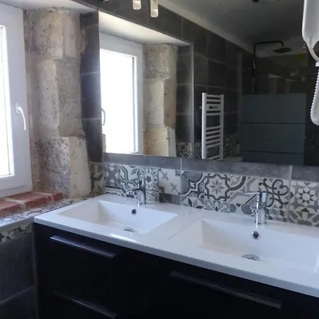 ベッド・アンド・ブレックファスト Au Clair De Loup